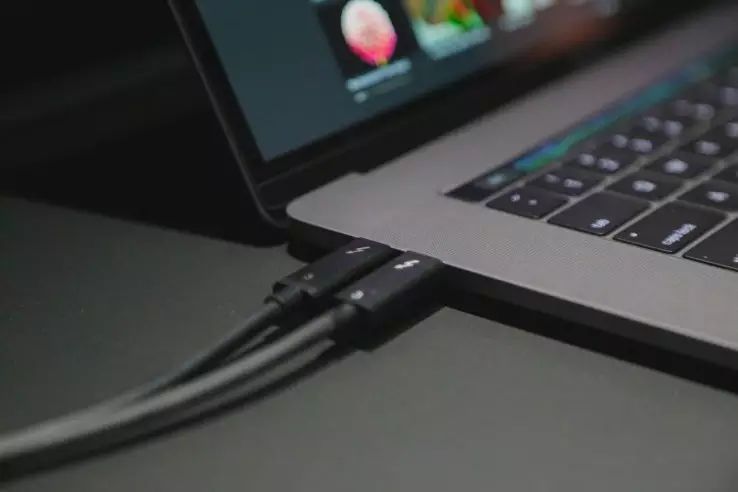 菲尔·席勒为新款 MacBook Pro 辩护