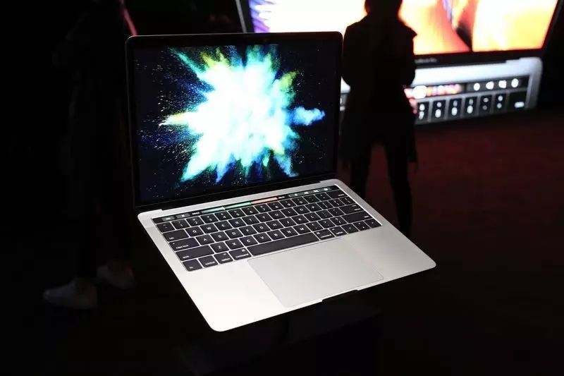 苹果发布新款MacBook Pro；京东腾讯携手战“双11”丨【每日播报】