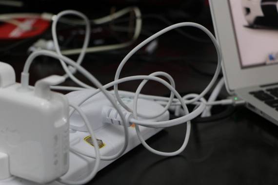 【小技巧】原来Macbook充电器还可以这么用，你造吗？！