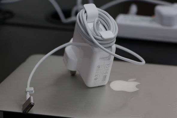 【小技巧】原来Macbook充电器还可以这么用，你造吗？！