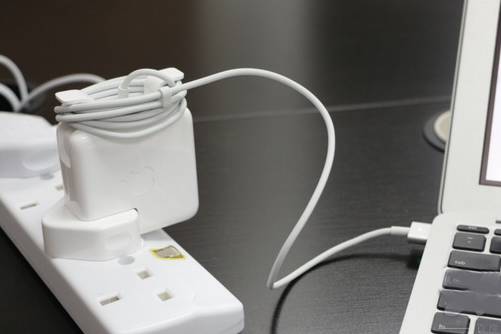 【小技巧】原来Macbook充电器还可以这么用，你造吗？！